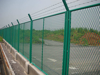 如何選擇公路護(hù)欄網(wǎng)？ 